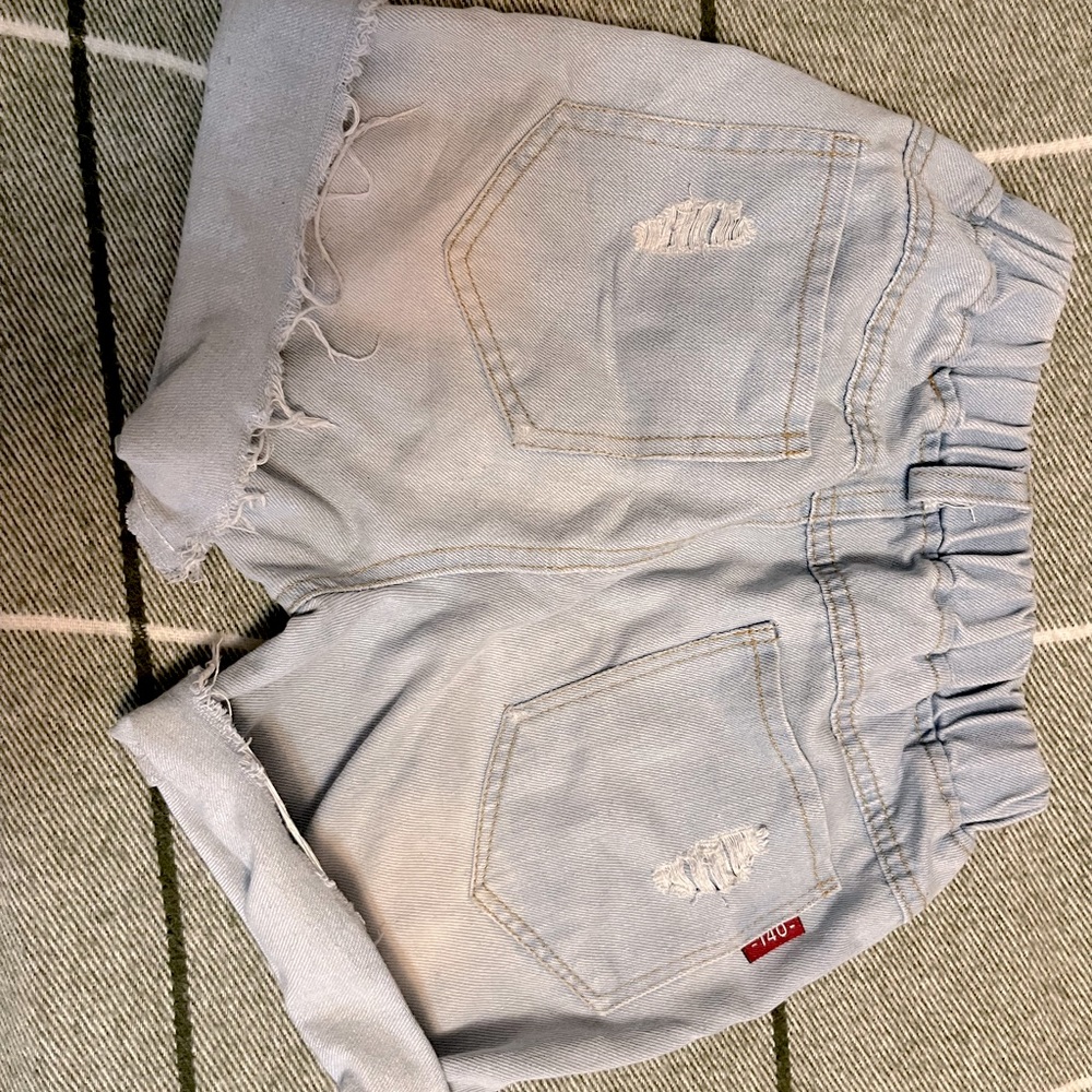 (KIDS/GIRLS Jean shorts XSMALL) very good condition and stretching waist band.